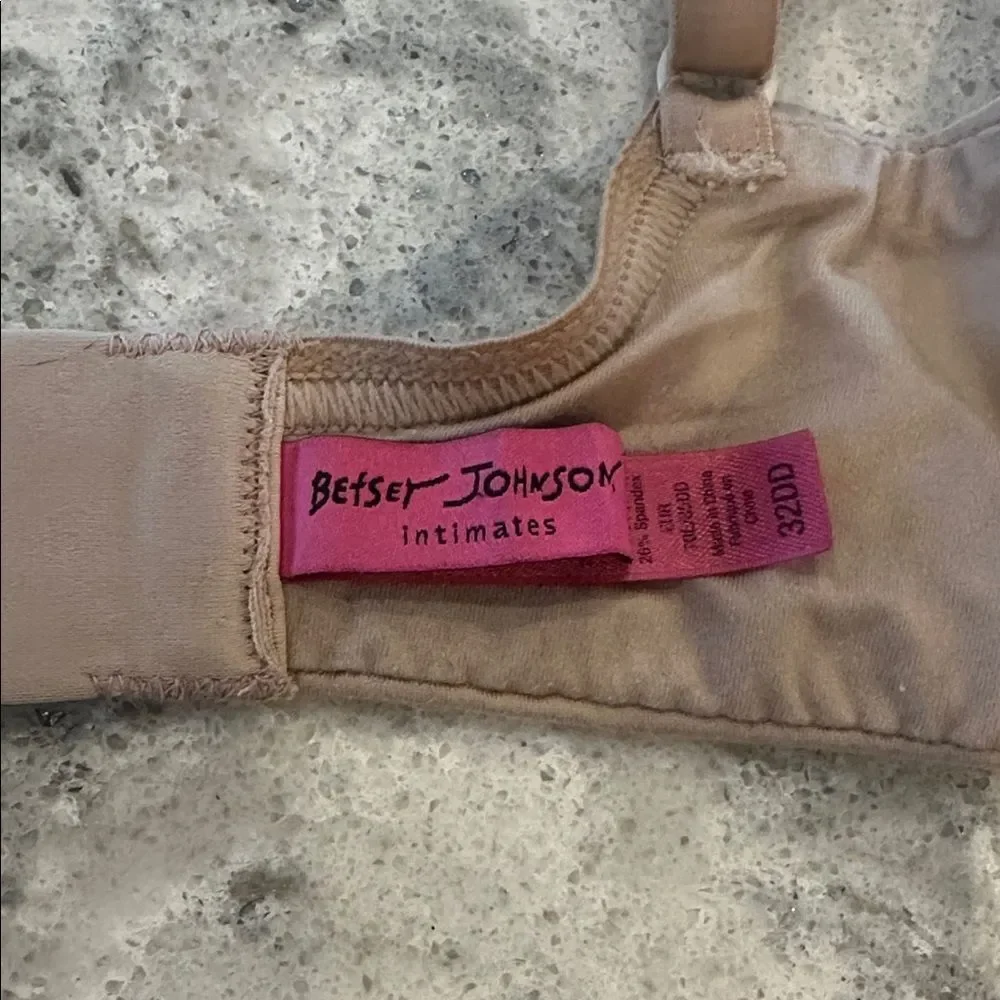 💗 Betsey Johnson Intimates Nude Underwire Bra – Size 32B